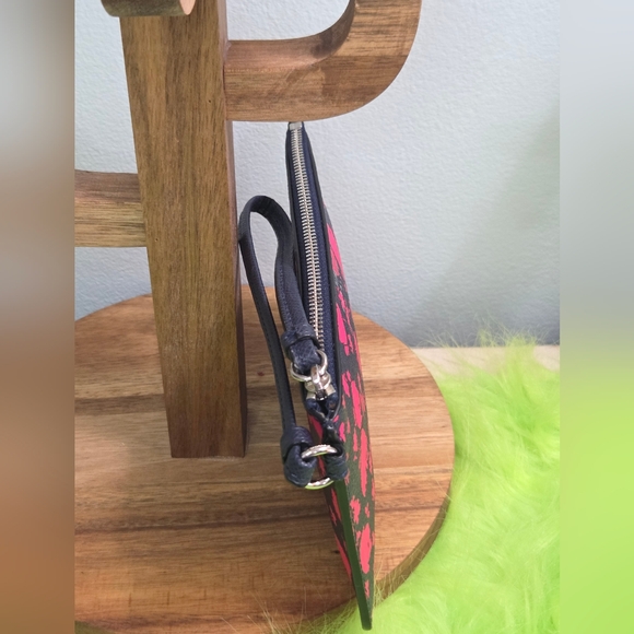 Coach Wristlet in Midnight Blue & Pink Ruby Sienna Rose print NWOT - Picture 7 of 13